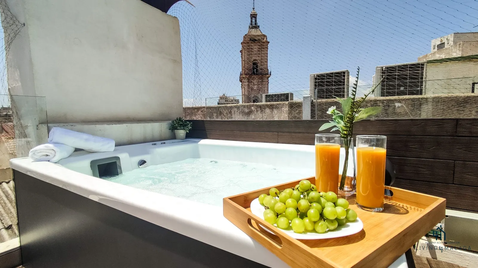 Jacuzzi en la azotea con un campanario al fondo